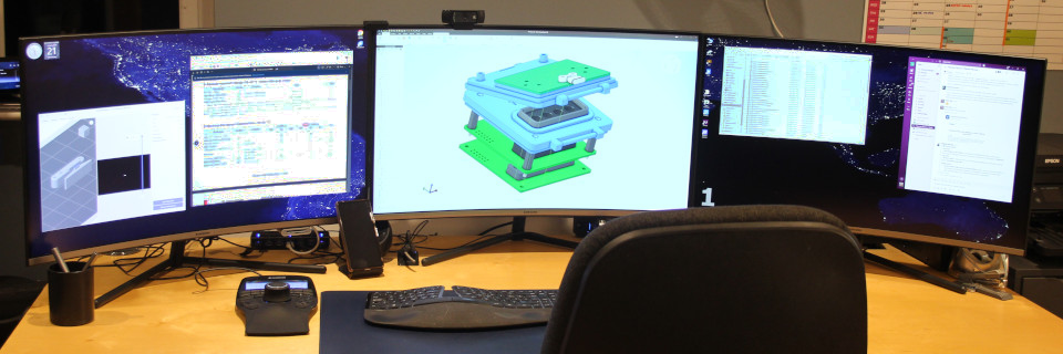 Desk triple monitors